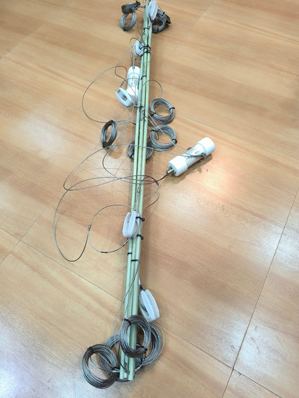 3 Wire Broadband Antenna 0DB UHF, 3DB UHF, 6DB UHF, 0DB VHF, 3DB VHF Suppliers Sellers in India, Delhi